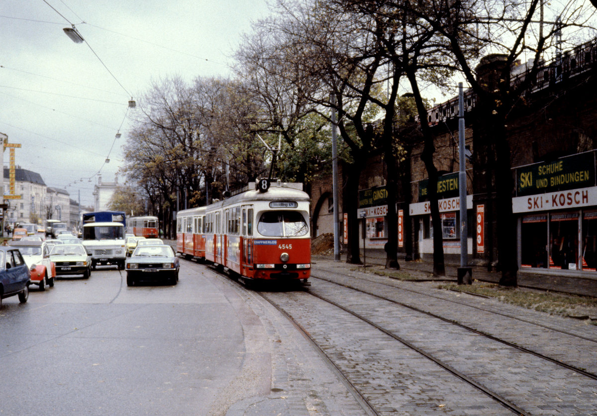 Wien Wiener Stadtwerke-Verkehrsbetriebe / Wiener Linien: Gelenktriebwagen des Typs E1: Motiv: E1 4545 als SL 8. Aufnahmeort und -zeit: Währinger Gürtel im Oktober 1979. - Hersteller des Tw: Bombardier-Rotax, vorm. Lohnerwerke in Wien-Floridsdorf. Baujahr: 1975. - Neuer Scan eines Diapositivs. Film: Kodak Ektachrome. Kamera: Leica CL. 