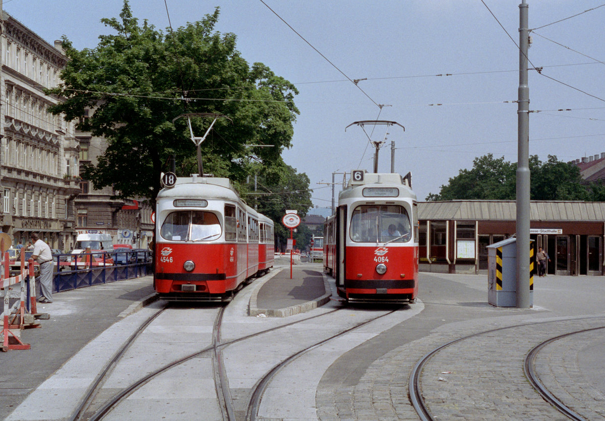 Wien Wiener Stadtwerke-Verkehrsbetriebe / Wiener Linien: Gelenktriebwagen des Typs E1: Motiv: E1 4546 auf der SL 18 (und E2 4064 auf der SL 6) Burggasse / Stadthalle (Endstation, Einstieg) im Juli 1992. - Hersteller und Baujahr des E1 4546: Bombardier-Rotax, vorm. Lohnerwerke, 1975. - Neuer Scan eines Farbnegativs. Film: Kodak Gold 200. Kamera: Minolta XG-1.