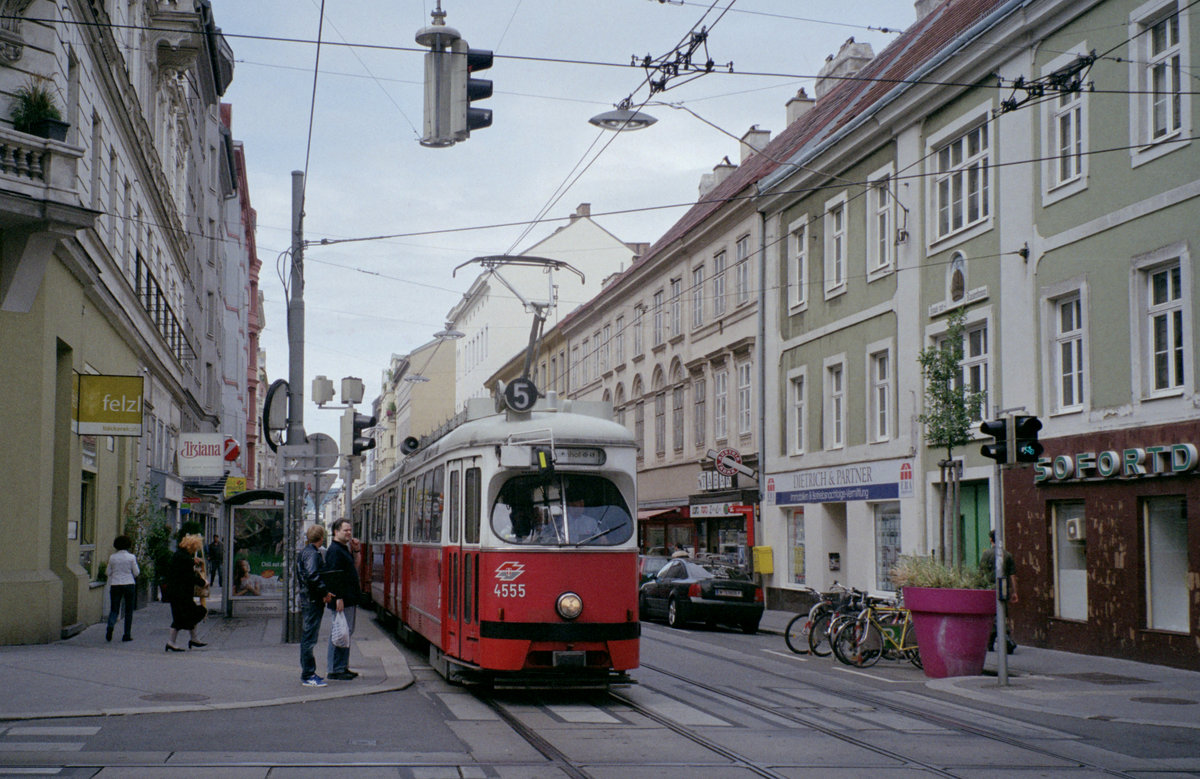 Wien Wiener Stadtwerke-Verkehrsbetriebe / Wiener Linien: Gelenktriebwagen des Typs E1: Motiv: E1 4555 als SL 5. Ort: VII, Neubau, Kaiserstraße / Westbahnstraße. Aufnahmedatum: 6. August 2010. - Hersteller des E1 4555: Bombardier-Rotax, vorm. Lohnerwerke. Baujahr: 1976. - Scan eines Farbnegativs. Film: Fuji S-200. Kamera: Leica C2.