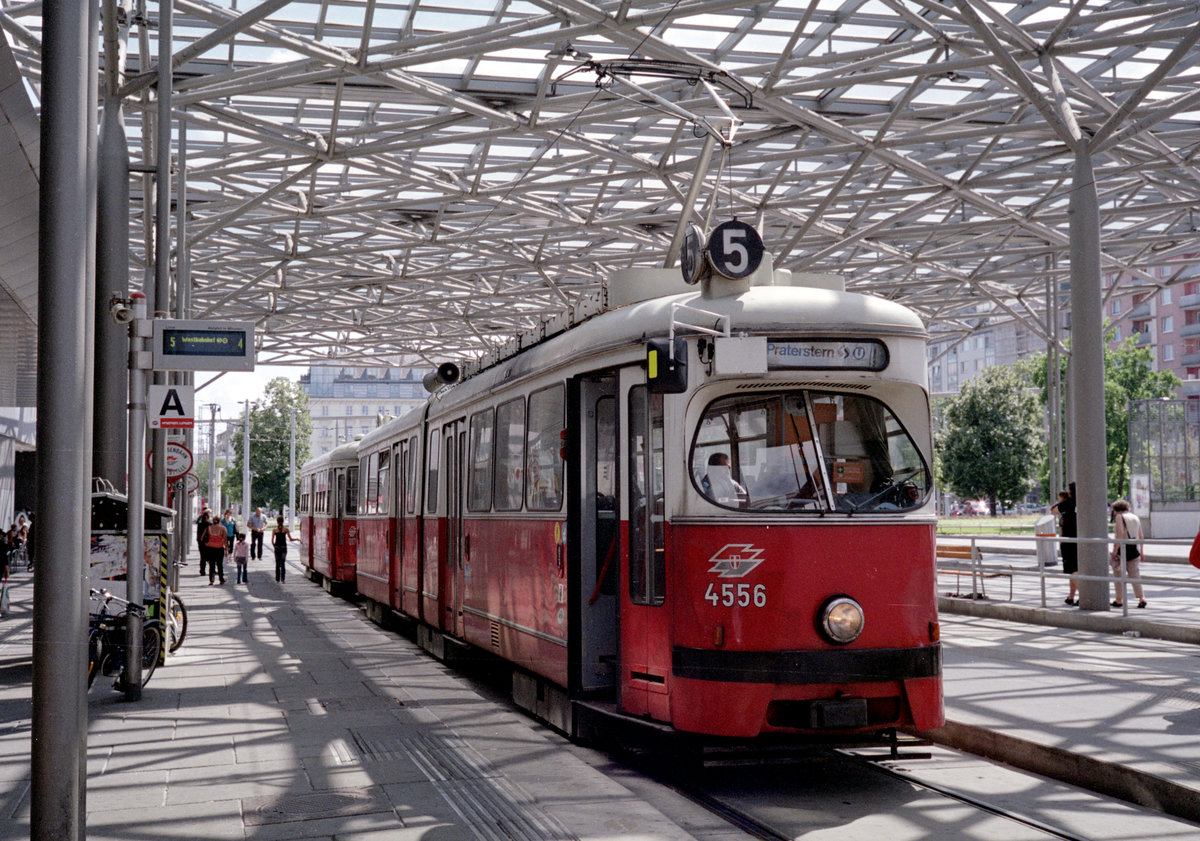 Wien Wiener Stadtwerke-Verkehrsbetriebe / Wiener Linien: Gelenktriebwagen des Typs E1: Motiv: E1 4556 + c3 1207 auf der SL 5. Aufnahmeort und -datum: II, Leopoldstadt, Praterstern am 4. August 2010. - Scan eines Farbnegativs. Film: Fuji S-200. Kamera: Leica CL.