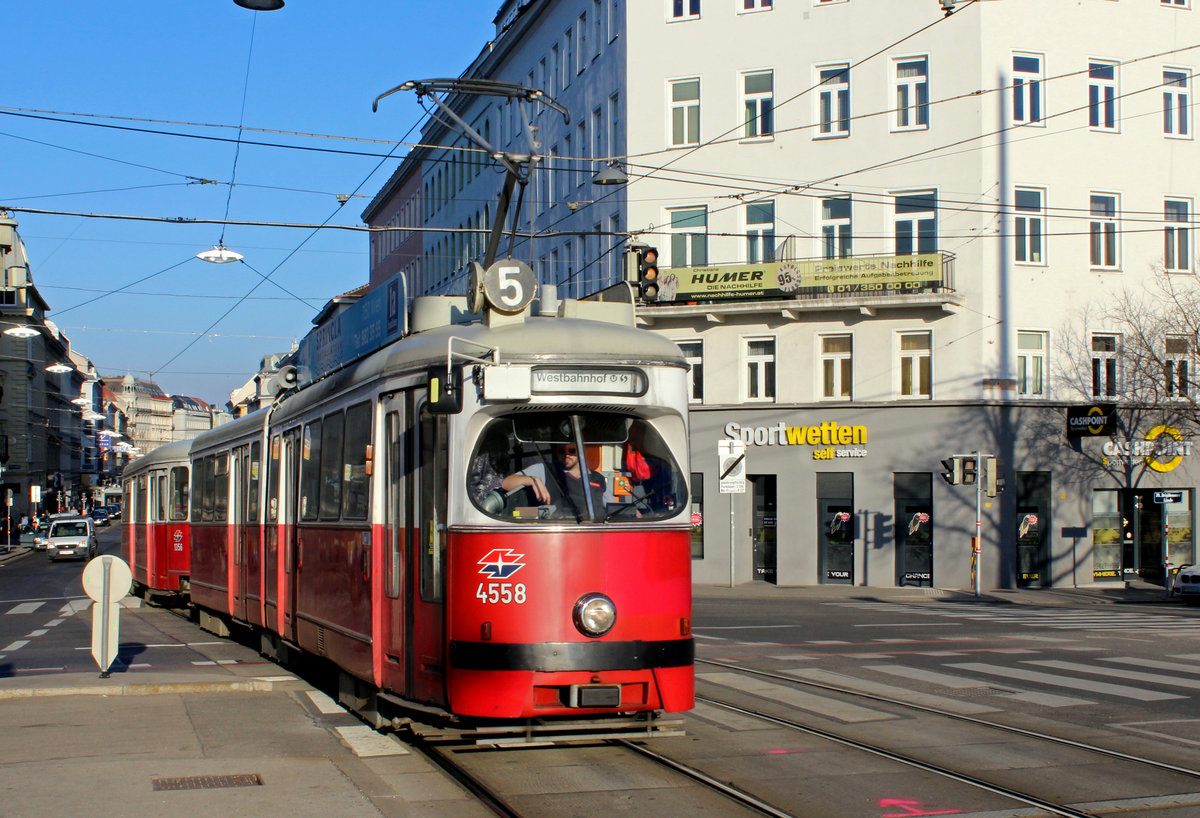 Wien Wiener Stadtwerke-Verkehrsbetriebe / Wiener Linien: Gelenktriebwagen des Typs E1: Motiv: E1 4558 + c4 1356 als SL 5. Ort: XX, Brigittenau, Friedensbrücke / Brigittenauer Lände. Datum: 15. Februar 2019. - Hersteller und Baujahr der Straßenbahnfahrzeuge: Bombardier-Rotax, vorm. Lohnerwerke, 1976. 
