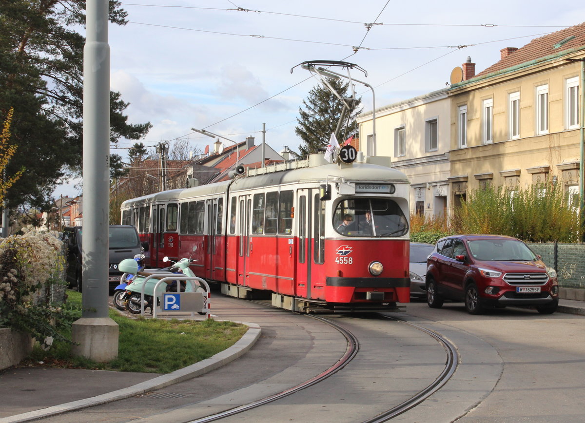 Wien Wiener Stadtwerke-Verkehrsbetriebe / Wiener Linien: Gelenktriebwagen des Typs E1: Motiv: E1 4558 + c4 1359 auf der SL 30. Aufnahmeort und -datum: XXI, Floridsdorf, Stammersdorf, Johann-Weber-Straße / Bahnhofplatz am 29. November 2019. - Hersteller und Baujahr der Straßenbahnfahrzeuge: Bombardier-Rotax, vorm. Lohnerwerke in Wien-Floridsdorf, 1976.