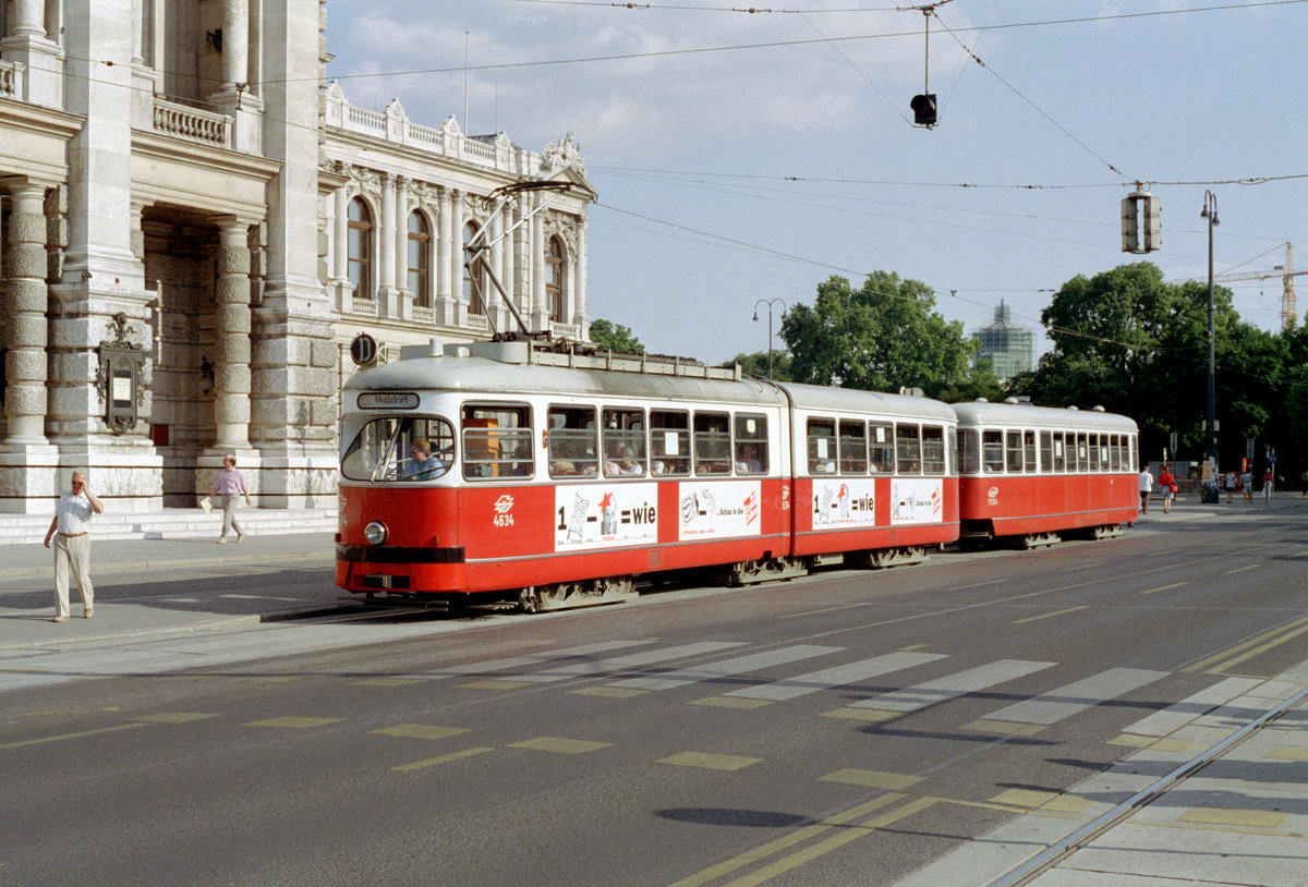 Wien Wiener Stadtwerke-Verkehrsbetriebe / Wiener Linien: Gelenktriebwagen des Typs E1: Eines Tages im Juli 92 konnte man den E1 4634 mit dem c3 1134 als SL D auf dem Dr.-Karl-Lueger-Ring am Burgtheater fotografieren. - Hersteller und Baujahre der Straßenbahnfahrzeuge: SGP 1966 (E1 4634) / Lohnerwerke 1960 (c3 1134). - Neuer Scan eines Farbnegativs. Film: Kodak Gold 200. Kamera: Minolta XG-1.