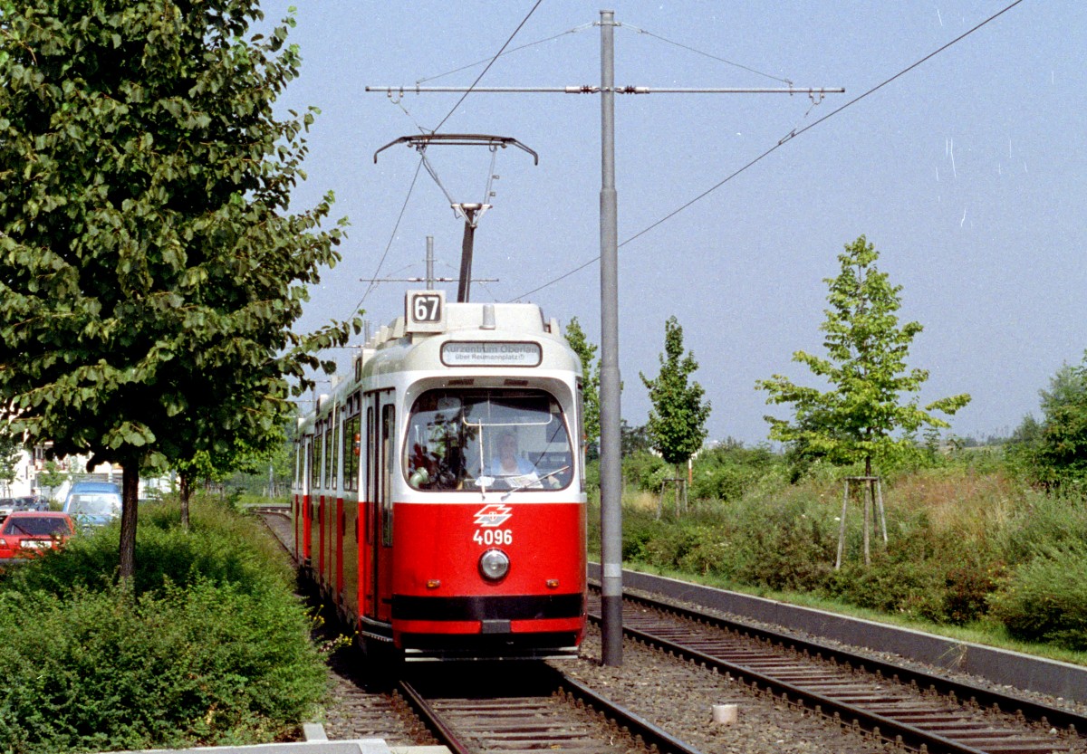 Wien Wiener Stadtwerke-Verkehrsbetriebe SL 67 (E2 4096) Otto-Probst-Strasse im Juli 1992. - Scan von einem Farbnegativ (Kamera: Minolta Spiegelreflex XG-1; Film: Kodak Gold 200-3).