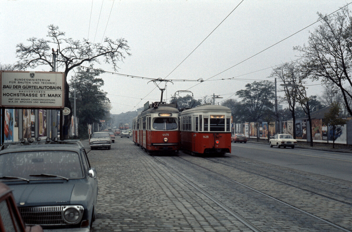 Wien Wiener Stadtwerke-Verkehrsbetriebe (WVB) Allerheiligen-Verkehr am 1. November 1975: SL 22 (E1 4479 (Lohnerwerke 1968)) / SL 71 (b 1429 (SGP 1952)) XI, Simmering, Simmeringer Hauptstraße.