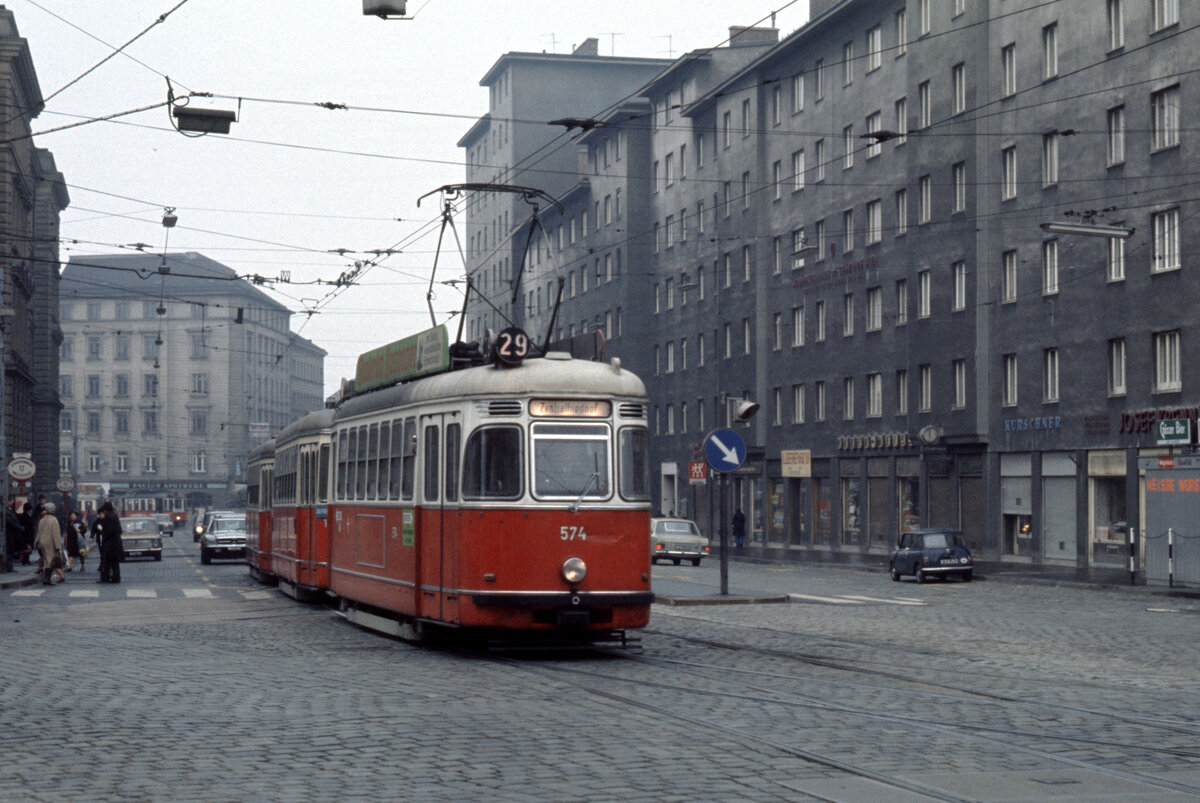 Wien Wiener Stadtwerke-Verkehrsbetriebe (WVB( Allerheiligen-Verkehr am 1. November 1975: SL 29Z (L4 574 (SGP 1961)) III, Landstraße, Landstraßer Hauptstraße / Rennweg. - Scan eines Diapositivs. Kamera: Minolta SRT-101.