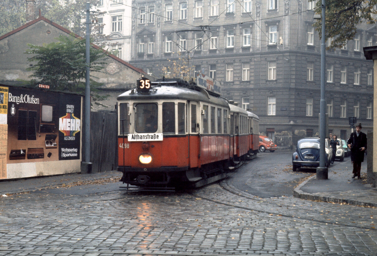 Wien Wiener Stadtwerke-Verkehrsbetriebe (WVB) Allerheiligen-Verkehr am 1. November 1975: SL 35 (M 4098 (Lohnerwerke 1929)) IX, Alsergrund, Newaldgasse / Althanstraße (Endstation). - Scan eines Diapositivs. Kamera: Minolta SRT-101.