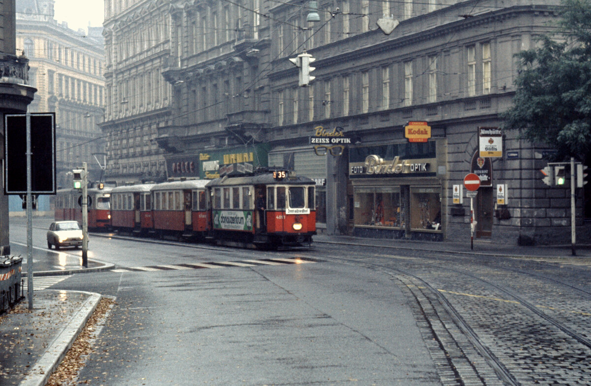 Wien Wiener Stadtwerke-Verkehrsbetriebe (WVB) Allerheiligen-Verkehr am 1. November 1975: SL 35 (M 4091 (Lohnerwerke 1929)) IX, Alsergrund, Schlickgasse / Schlickplatz. - Scan eines Diapositivs. Kamera: Minolta SRT-101.