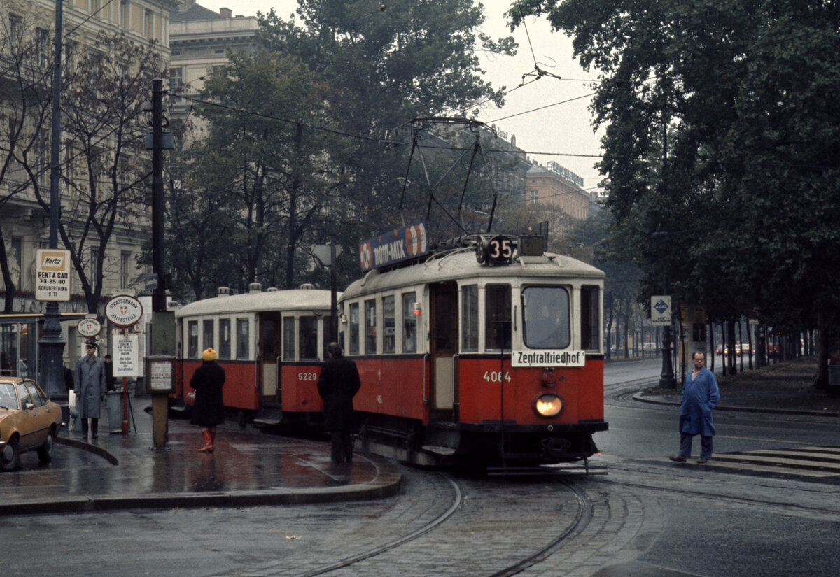 Wien Wiener Stadtwerke-Verkehrsbetriebe (WVB) Allerheiligen-Verkehr am 1. November 1975: SL 35 (M 4064 + m2 5229 + m) I, Innere Stadt, Kärntner Ring / Schwarzenbergplatz. - Hersteller des M 4064 und des m2 5229: Simmeringer Waggonfabrik. Baujahr: 1928. - Scan eines Diapositivs. Kamera: Minolta SRT-101.