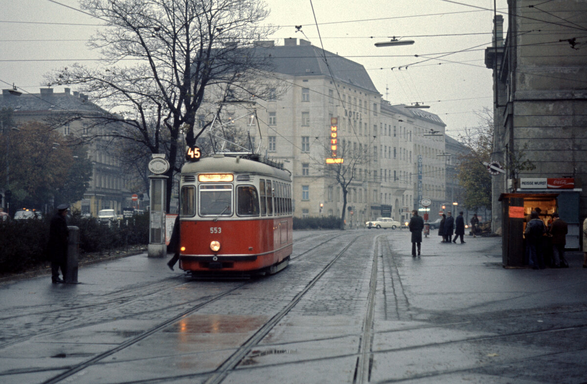 Wien Wiener Stadtwerke-Verkehrsbetriebe (WVB) Allerheiligen-Verkehr am 1. November 1975: SL 45 (L4 553 (SGP 1961)) Lerchenfelder Gürtel / Lerchenfelder Straße / Stadtbahn Josefstädter Straße (Abfahrtshaltestelle). - Scan eines Diapositivs. Kamera: Minolta SRT-101.