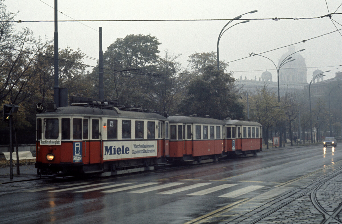 Wien Wiener Stadtwerke-Verkehrsbetriebe (WVB) Allerheiligen-Verkehr am 1. November 1975: SL 46Z (M + m + m) I, Innere Stadt, Dr-Karl-Renner-Ring. - Scan eines Diapositivs. Kamera: Minolta SRT-101.