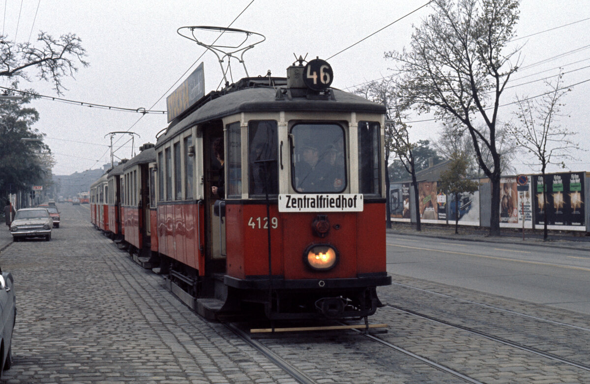 Wien Wiener Stadtwerke-Verkehrsbetriebe (WVB) Allerheiligen-Verkehr am 1. November 1975: SL 46Z (M 4129 (Simmeringer Waggonfabrik 1929)) XI, Simmering, Simmeringer Hauptstraße. - Scan eines Diapositivs. Kamera: Minolta SRT-101. 