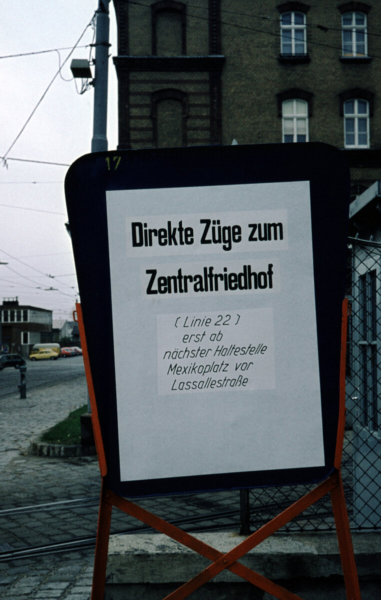 Wien Wiener Stadtwerke-Verkehrsbetriebe (WVB) Allerheiligen-Verkehr 1976: Hinweistafel betr. die Straßenbahnlinie 22 am Bahnhof Vorgarten am 31. Oktober 1976. - Scan eines Diapositivs. Film: Kodak Ektachrome. Kamera: Leica CL.