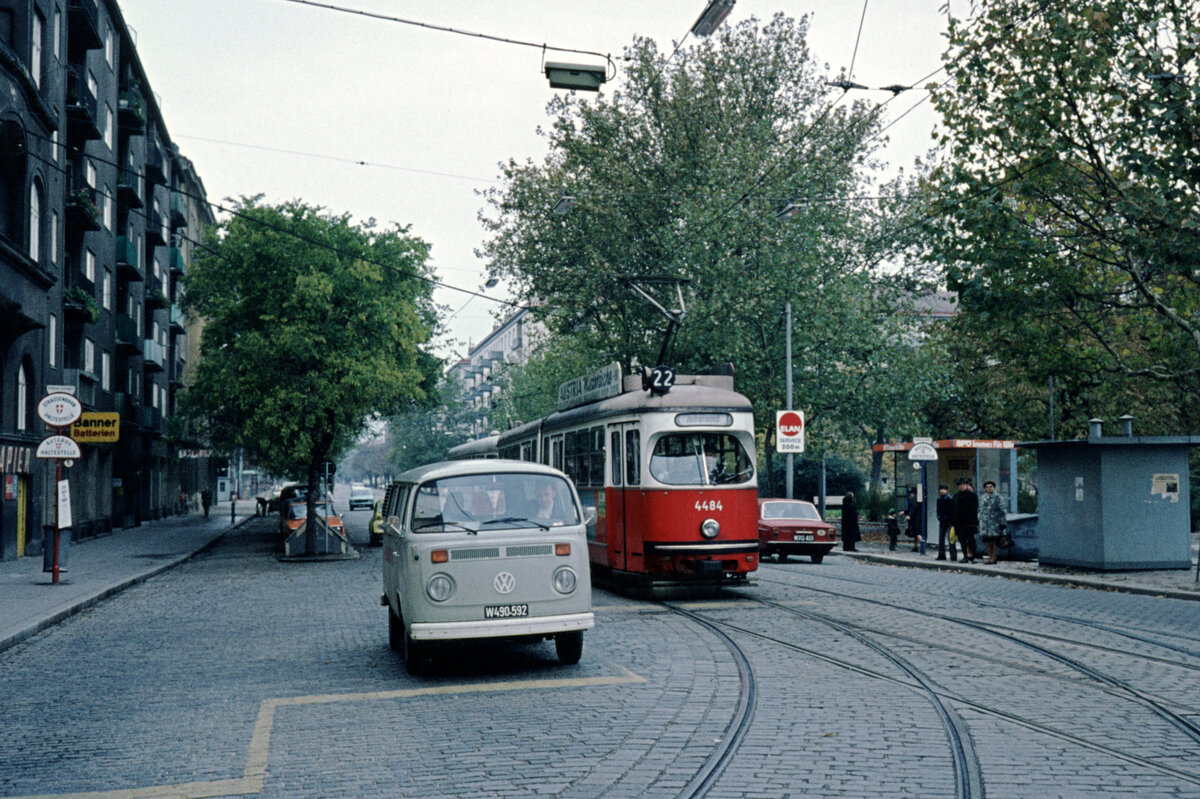 Wien Wiener Stadtwerke-Verkehrsbetriebe (WVB) Allerheiligen-Verkehr 1976: SL 22Z (E1 4484 (Lohnerwerke 1968)) II, Leopoldstadt, Engerthstraße / Mexikoplatz am 31. Oktober 1976. - Scan eines Diapositivs. Film: Kodak Ektachrome. Kamera: Leica CL.