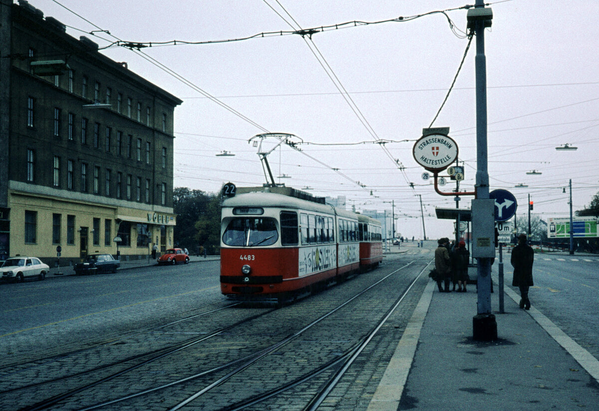 Wien Wiener Stadtwerke-Verkehrsbetriebe (WVB) Allerheiligen-Verkehr 1976: SL 22Z (E1 4483 (Lohnerwerke 1968)) II, Leopoldstadt, Lassallestraße / Vorgartenstraße am 31. Oktober 1976. - Scan eines Diapositivs. Film: Kodak Ektachrome. Kamera: Leica CL.