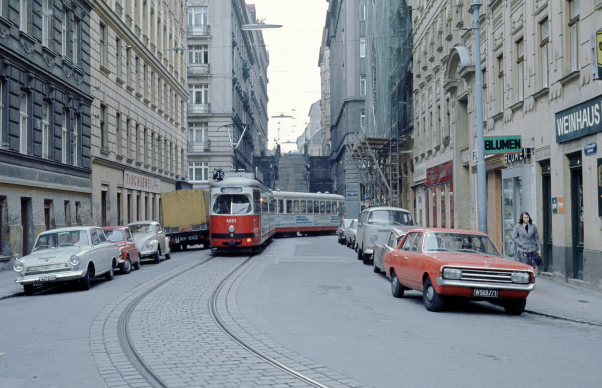 Wien Wiener Stadtwerke-Verkehrsbetriebe (WVB) Allerheiligen-Verkehr 1976: SL 35 (E1 4651 (SGP 1967)) IX, Alsergrund, Newaldgasse am 1. November 1976. - Scan eines Diapositivs. Film: Kodak Ektachrome. Kamera: Leica CL.