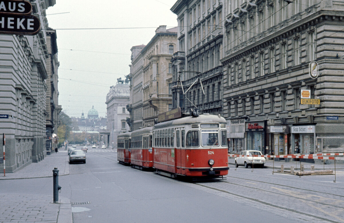 Wien Wiener Stadtwerke-Verkehrsbetriebe (WVB) Allerheiligen-Verkehr 1976: SL 46Z (L(4) 524 (SGP 1960)) I, Innere Stadt, Stadiongasse / Rathausstraße am 1. November 1976. - Scan eines Diapositivs. Film: Kodak Ektachrome. Kamera: Leica CL.