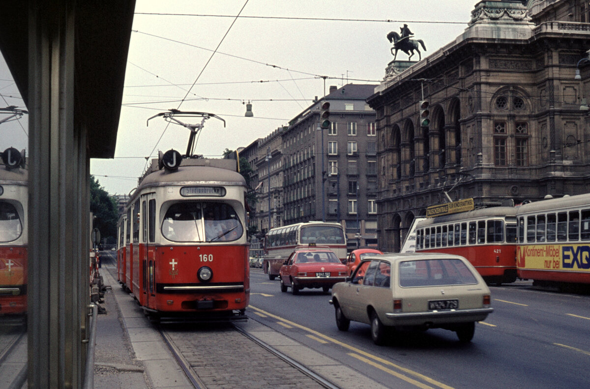 Wien Wiener Stadtwerke-Verkehrsbetriebe (WVB): Das Einzelstück, der Großraumtriebwagen C3 160, fährt eines Tages im Juli 1975 als SL J auf dem Kärntner Ring. - Rechts ist ein Teil der Wiener Staatsoper zu sehen. - Die Lohnerwerke stellten 1967 den C3 160 her. - Scan eines Diapositivs. Kamera: Minolta SRT-101.   