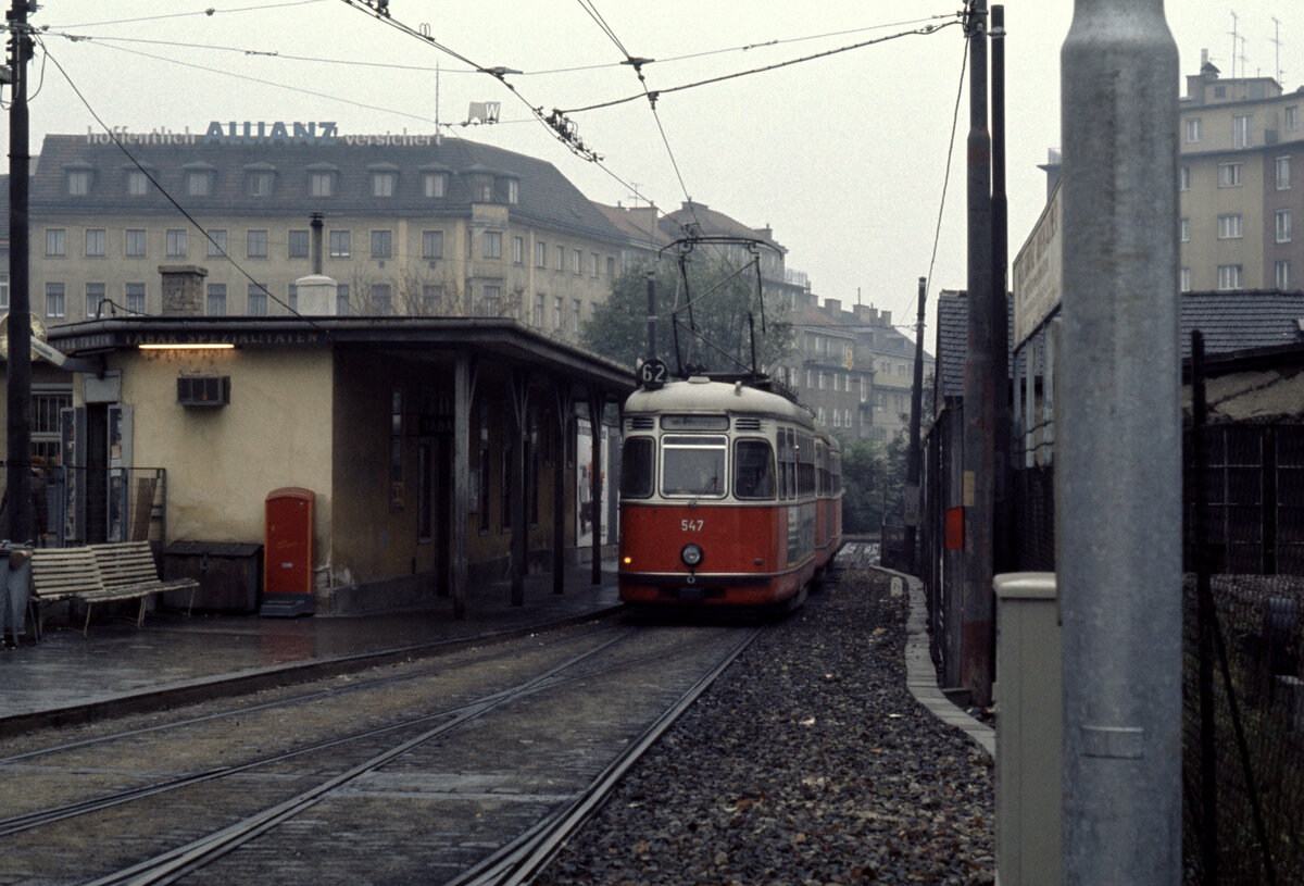 Wien Wiener Stadtwerke-Verkehrsbetriebe (WVB): Ein Zug der SL 62 (L4 547 (SGP 1961)) benutzt am 2. November 1975 die WLB-Brücke neben der Philadelphiabrücke, die früher im selben Jahr wegen Baufälligkeit geschlossen worden war. - Scan eines Diapositivs. Kamera: Minolta SRT-101.
 