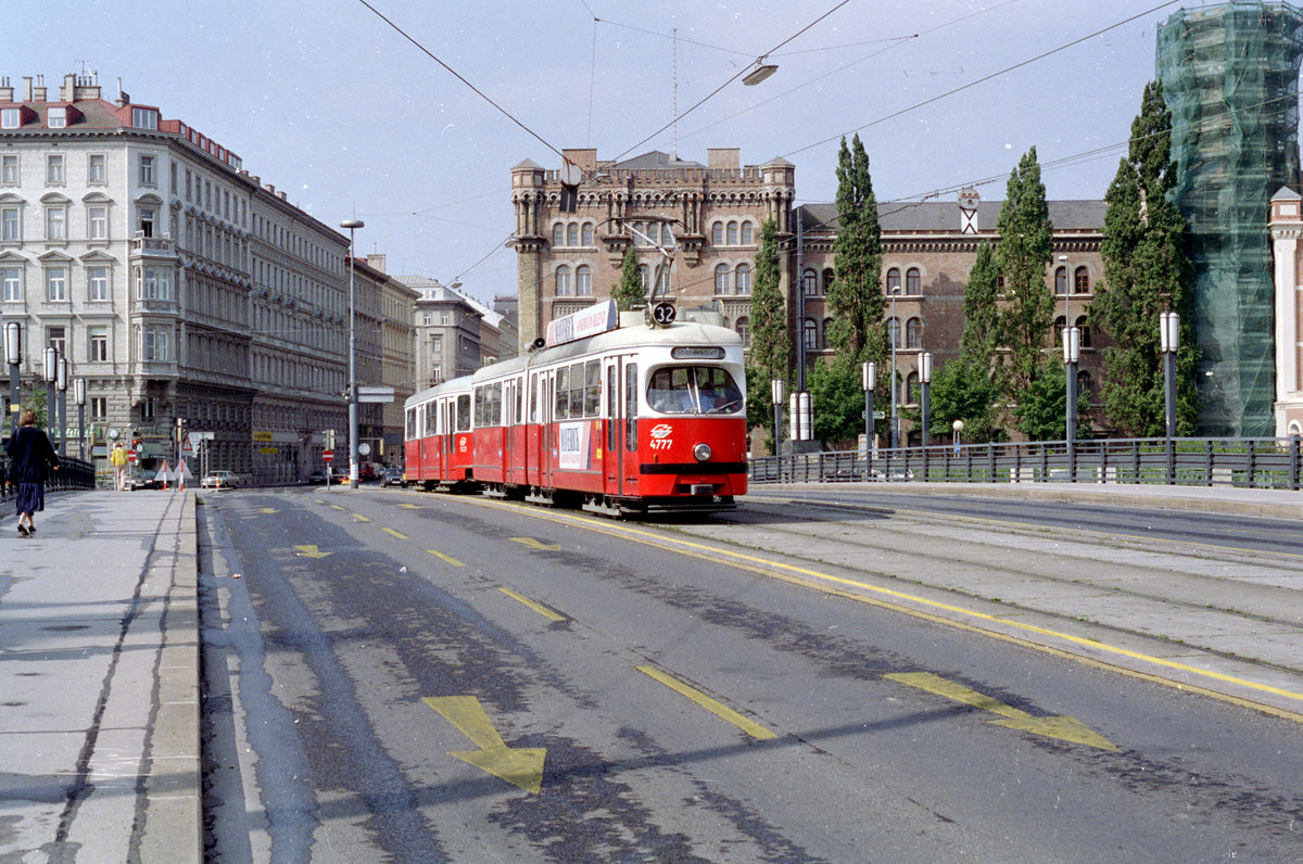 Wien Wiener Stadtwerke-Verkehrsbetriebe (WVB): Eines Tages im Juli 1992 fährt ein Zug der SL 32 bestehend aus dem Tw E1 4777 und dem Bw c4 1323 über die Aubrücke in Richtung Strebersdorf. - Der E1 wurde 1972 von SGP geliefert; ausgemustert wurde er am 8. September 2014. - Scan von einem Farbnegativ. Film: Kodak Gold 200. Kamera: Minolta XG-1. - Laut einigen österreichischen Medien gab es im Sommer und im Herbst 2015 - vor der Kommunalwahl in Wien (!) - Pläne für künftige Verbesserungen / Erweiterungen des Wiener Straßenbahnnetzes durch die Verlängerung der SL O zur Leystraße, die Umlegung der SL 33 zur Leystraße und die Etablierung einer neuen SL 36, Börse - Friedrich-Engels-Platz, und auch für eine Umgestaltung der Straßenbahnlinien, die nach und in Floridsdorf fahren, eine Umgestaltung, die eine  neue  SL 32 zwischen U Schottenring und Strebersdorf und die Verlängerung der Linie 25 sowie die Umlegung der Linie 26 nach Stammersdorf samt der Stilllegung der Linien 30 und 31 zur Folge haben und im Sommer 2016 (!) stattfinden sollte. 