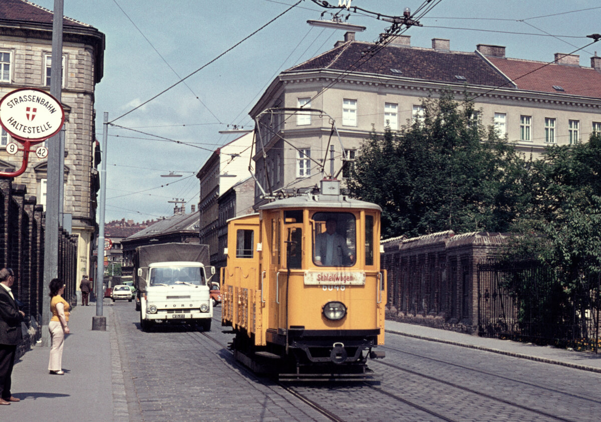 Wien Wiener Stadtwerke-Verkehrsbetriebe (WVB): Schleifwagen SS 6048 (Wagenfabrik Rohrbacher 1914, ab 1927 SS-Einrichtung) XVII, Hernals / XVIII, Währing, Kreuzgasse am 17. Juli 1974. - Scan eines Diapositivs. Film: AGFA CT 18. Kamera: Minolta SRT-101.