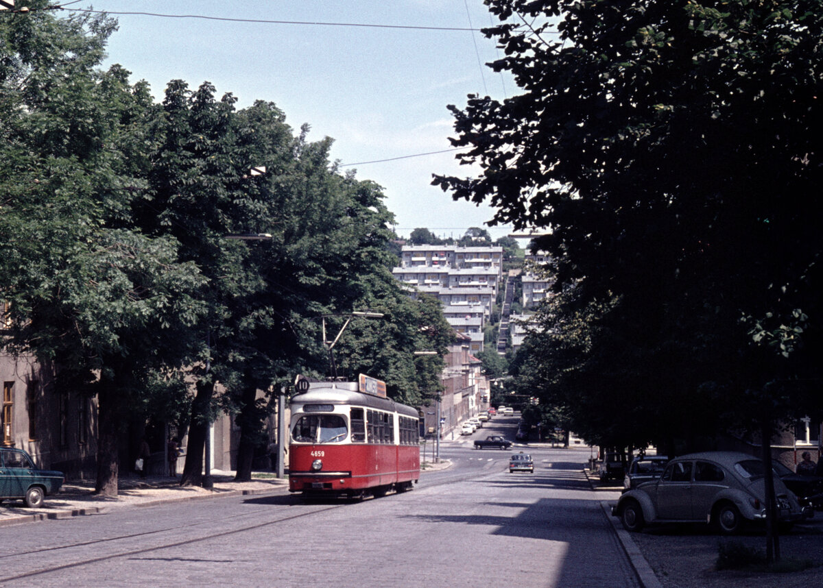 Wien Wiener Stadtwerke-Verkehrsbetriebe (WVB) SL 10 (E1 4659 (SGP 1967)) XVII, Hernals, Dornbach, Güpferlingstraße am 17. Juli 1974. - Neuer Scan eines Diapositivs. Film: AGFA CT 18. Kamera: Minolta SRT-101.