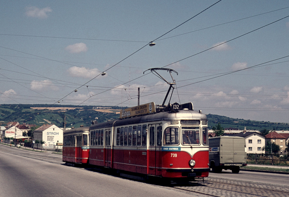 Wien Wiener Stadtwerke-Verkehrsbetriebe (WVB) SL 132 (F 739 (SGP 1964)) XXI, Floridsdorf, Strebersdorf / Großjedlersdorf, Prager Straße am 2. August 1972. - Scan eines Diapositivs. Kamera: Minolta SRT-101.