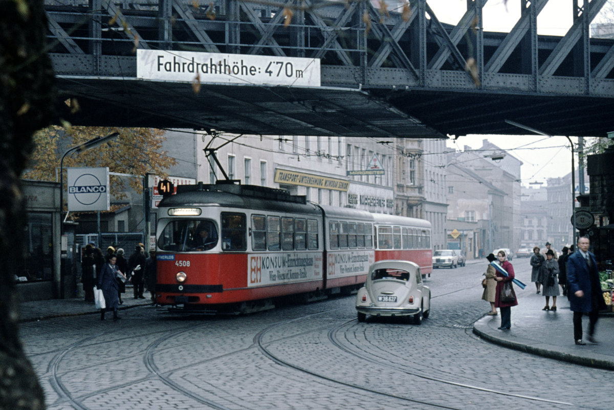 Wien Wiener Stadtwerke-Verkehrsbetriebe (WVB) SL 41 (E1 4508 (Lohnerwerke 1972)) XVIII, Währing, Gersthof, Gentzgasse (heute: S-Bhf. Gersthof) im November 1975. - Scan eines Diapositivs.
