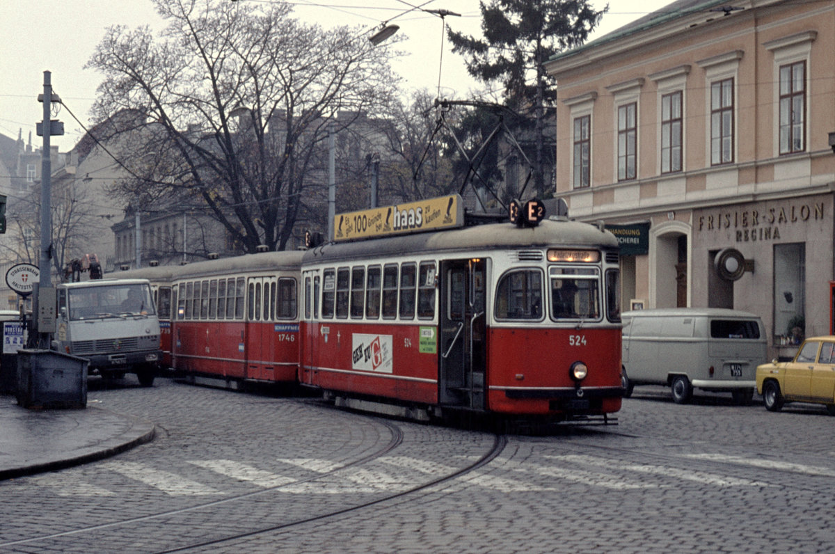 Wien Wiener Stadtwerke-Verkehrsbetriebe (WVB) SL E2 (L(4) 524 (SGP 1960)) XVIII, Währing, Gersthof, Herbeckstraße / Gersthofer Straße am 3. November 1975. - Scan eines Diapositivs. Film: Kodak Ektachrome. Kamera: Minolta SRT-101.
