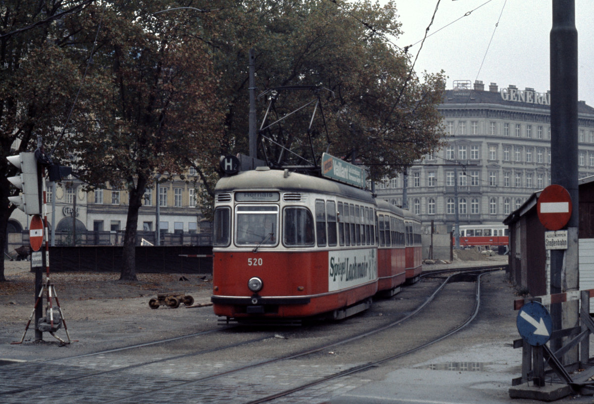 Wien Wiener Stadtwerke-Verkehrsbetriebe (WVB) SL H2 (L(4) 520 (SGP 1960)) I, Innere Stadt / IV Wieden, Karlsplatz / Friedrichstraße am 2. November 1975. - Karlsplatz war zu der Zeit ein großer Bauplatz - der Wiener U-Bahnbau war in vollem Gange, und das wirkte u.a. auch auf den Straßenbahnverkehr ein. - Die Linie H2 ist auf dem Weg nach Hernals, Wattgasse. Hinter dem Fotografen beginnt die Tunnelstrecke unter Getreidemarkt, Messeplatz, Museumstraße und Auerspergstraße. - Scan eines Diapositivs. Film: Kodak Ektachrome. Kamera: Minolta SRT-101.