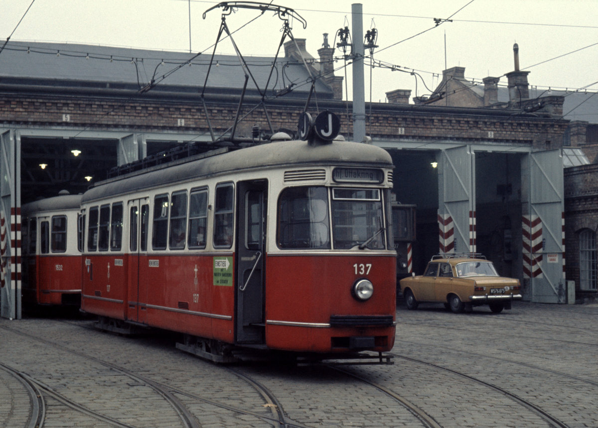 Wien Wiener Stadtwerke-Verkehrsbetriebe (WVB) SL J (C1 137 (SGP 1957 + c1 1532 (SGP 1957)) XVI, Ottakring, Maroltingergasse / (Betriebs-)Bahnhof Ottakring am 1. November 1975. - Scan eines Diapositivs. Film: Kodak Ektachrome. Kamera: Minolta SRT-101.