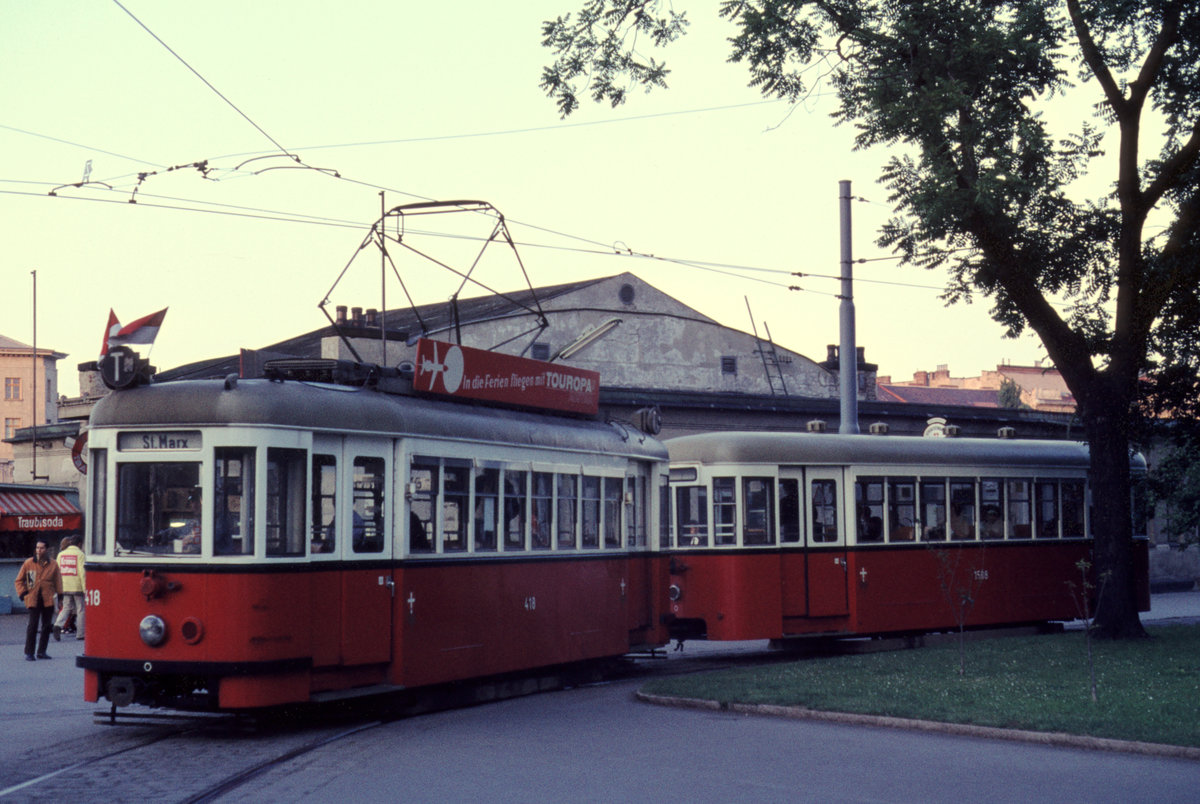 Wien Wiener Stadtwerke-Verkehrsbetriebe (WVB) SL TK (T1 418 (Lohnerwerke 1954) + k6 1588 (Lohnerwerke 1952)) I, Innere Stadt, Franz-Josefs-Kai / Stadtbahn Schottenring am 17. Juni 1971. - Die SL T (St. Marx - Börse) wurde in der HVZ als SL TK bis Franz-Josefs-Kai / Stadtbahnstation Schottenring verlängert. - Die Straßenbahnlinie T wurde am 2. Jänner 1984 stillgelegt. - Scan eines Diapositivs. Film: Agfa CT 18. Kamera: Minolta SRT-101.