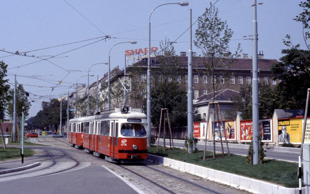 Wien Wiener Stadtwerke-Verkehrsbetriebe (WVB) SL 5 (E1 4716 (SGP 1968) + c4 1372 (Bombardier-Rotax 1977) VII, Neubau, Neubaugürtel / Westbahnhof am 28. Juli 1994. - Scan eines Diapositivs. Film: Agfa Agfachrome 200 RS. Kamera: Leica CL.