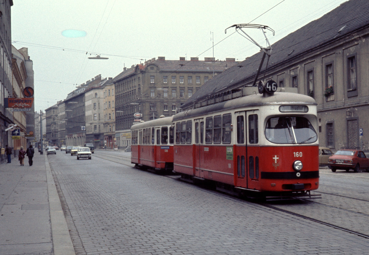 Wien Wiener Stadtwerke-Verkehrsbetriebe (WVB) SL 46Z (C3 160 (Lohnerwerke 1967) + c3-1288 (Lohnerwerke 1962)) III, Landstraße, Rennweg am 1. November 1976. - Der Großraumtriebwagen 160 blieb ein Einzelstück. Er wurde erst 1974 in den Linienbetrieb eingesetzt und wurde schon 1982 ausgemustert. - Scan eines Diapositivs. Film: Kodak Ektachrome. Kamera: Leica CL.