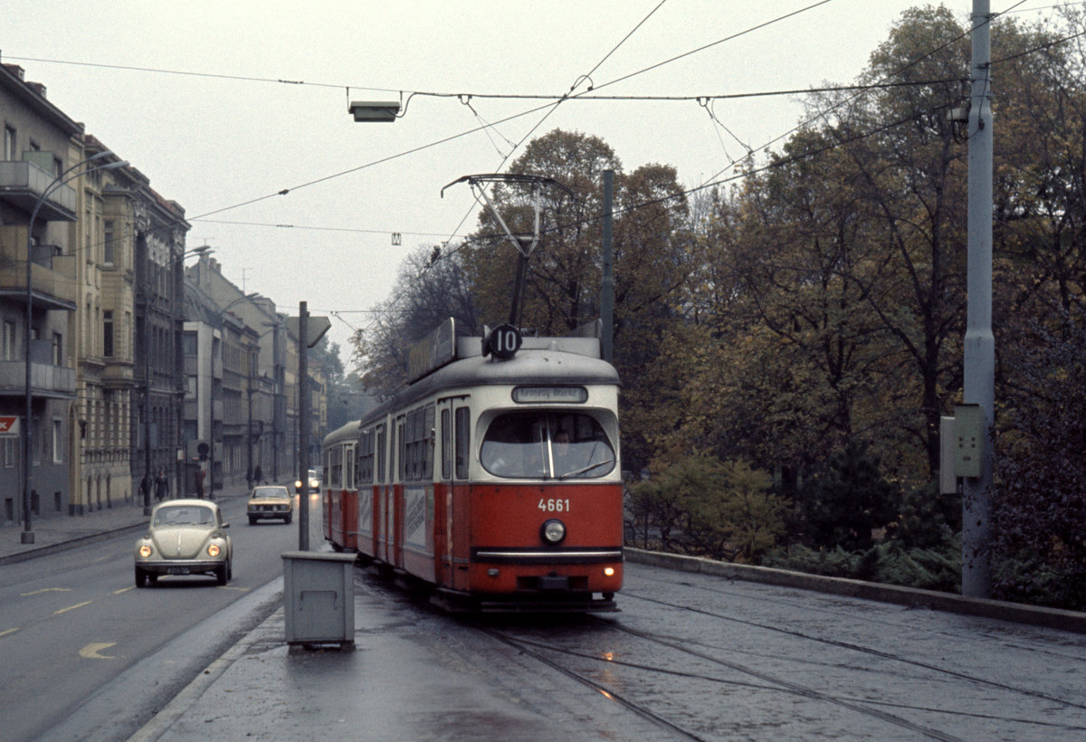 Wien Wiener Stadtwerke-Verkehrsbetriebe (WVB) SL 10 (E1 4661 (SGP 1967)) XIV, Penzing,  Hadikgasse / Kennedybrücke am 2. November 1975. - Scan eines Diapositivs. Kamera: Minolta SRT-101.