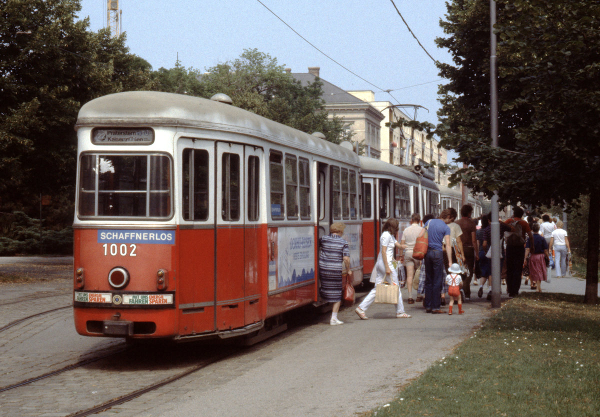 Wien Wiener Stadtwerke-Verkehrsbetriebe (WVB) SL 22 (c2 1002 (Lohnerwerke 1954)) XXII, Donaustadt, Kaisermühlen, Schüttauplatz im Juli 1982. - Scan eines Diapositivs. Film: Kodak Ektachrome. Kamera: Leica CL.
