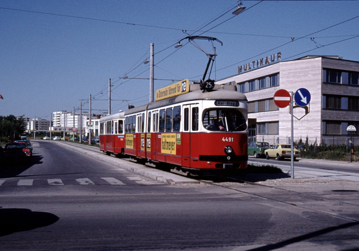 Wien Wiener Stadtwerke-Verkehrsbetriebe (WVB) SL 25 (E1 4491 (Lohnerwerke 1969)) XXI, Floridsdorf, Leopoldau, Kürschnergasse im juli 1977. - Scan eines Diapositivs. Kamera: Leica CL.