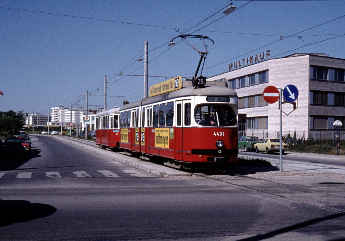 Wien Wiener Stadtwerke-Verkehrsbetriebe (WVB) SL 25 (E1 4491 (Lohnerwerke 1969)) XXI, Floridsdorf, Leopoldau, Kürschnergasse im juli 1977. - Scan eines Diapositivs. Kamera: Leica CL.