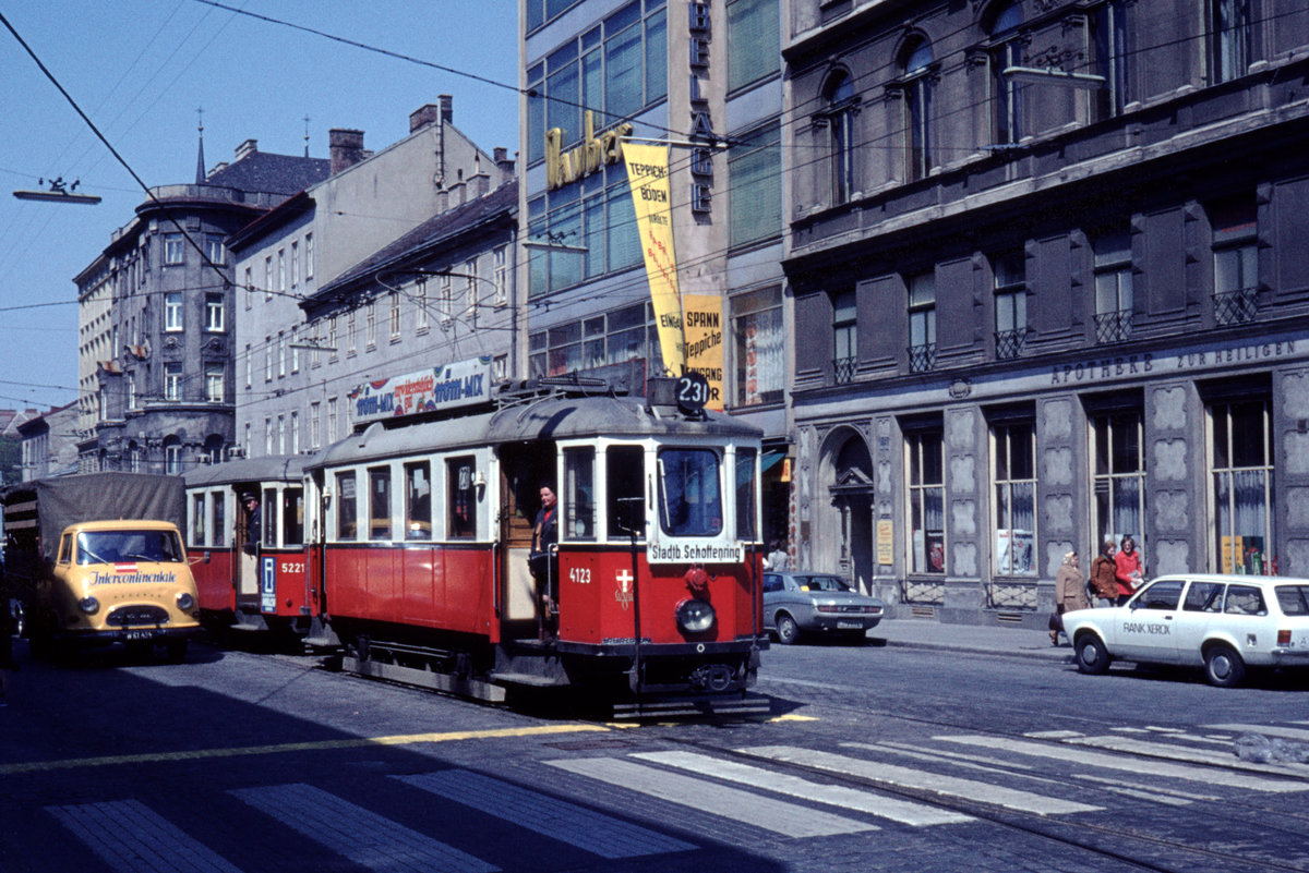 Wien Wiener Stadtwerke-Verkehrsbetriebe (WVB) SL 231 (M 4123 + m2 5221 (Hersteller: Simmeringer Waggonfabrik; Bj. 1929 bzw. 1928)) XX, Brigittenau, Jägerstraße / Wallensteinplatz am 30. April 1976. - Scan eines Diapositivs. Kamera: Leica CL.