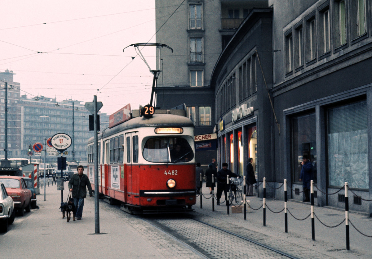 Wien Wiener Stadtwerke-Verkehrsbetriebe (WVB) SL 29 (E1 4482 (Lohnerwerke 1968)) II, Leopoldstadt, Obere Donaustraße / Schwedenbrücke am 30. Jänner 1974. - Scan eines Diapositivs. Film: Kodak Ektachrome. Kamera: Minolta SRT-101.