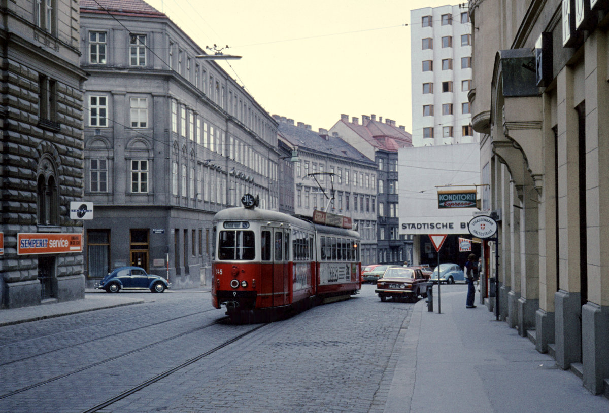 Wien Wiener Stadtwerke-Verkehrsbetriebe (WVB) SL 31/5 (F 745 (SGP 1964)) VIII, Josefstadt, Skodagasse im Juli 1977. - Scan eines Diapositivs. Film: Afgachrome. Kamera: Leica CL.