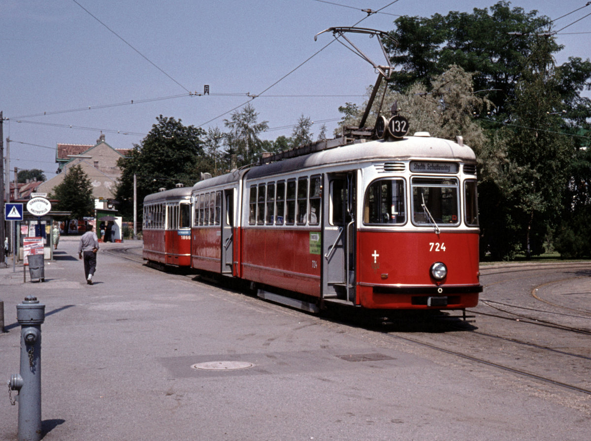 Wien Wiener Stadtwerke-Verkehrsbetriebe (WVB) SL 132 (F 724 (SGP 1963) + l3 1866 (Gräf&Stift 1962)) XXI, Floridsdorf, Strebersdorf, Edmund-Hawranek-Platz im Juli 1977. - Scan eines Diapositivs. Film: Agfachrome. Kamera: Leica CL.