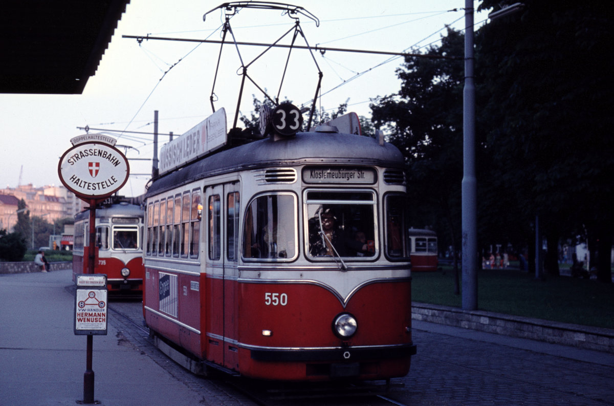 Wien Wiener Stadtwerke-Verkehrsbetriebe (WVB) SL 33 (L4 550 (SGP 1961)) I, Innere Stadt, Franz-Josefs-Kai / Stadtbahn Schottenring am 17. Juni 1971. - Am 14. Juli 1972 wurde die SL 33 (Stadtbahn Schottenring - Bahnhof Brigittenau / Wexstraße) eingestellt. - Scan eines Diapositivs. Film: Agfa CT 18. Kamera: Minolta SRT-101.