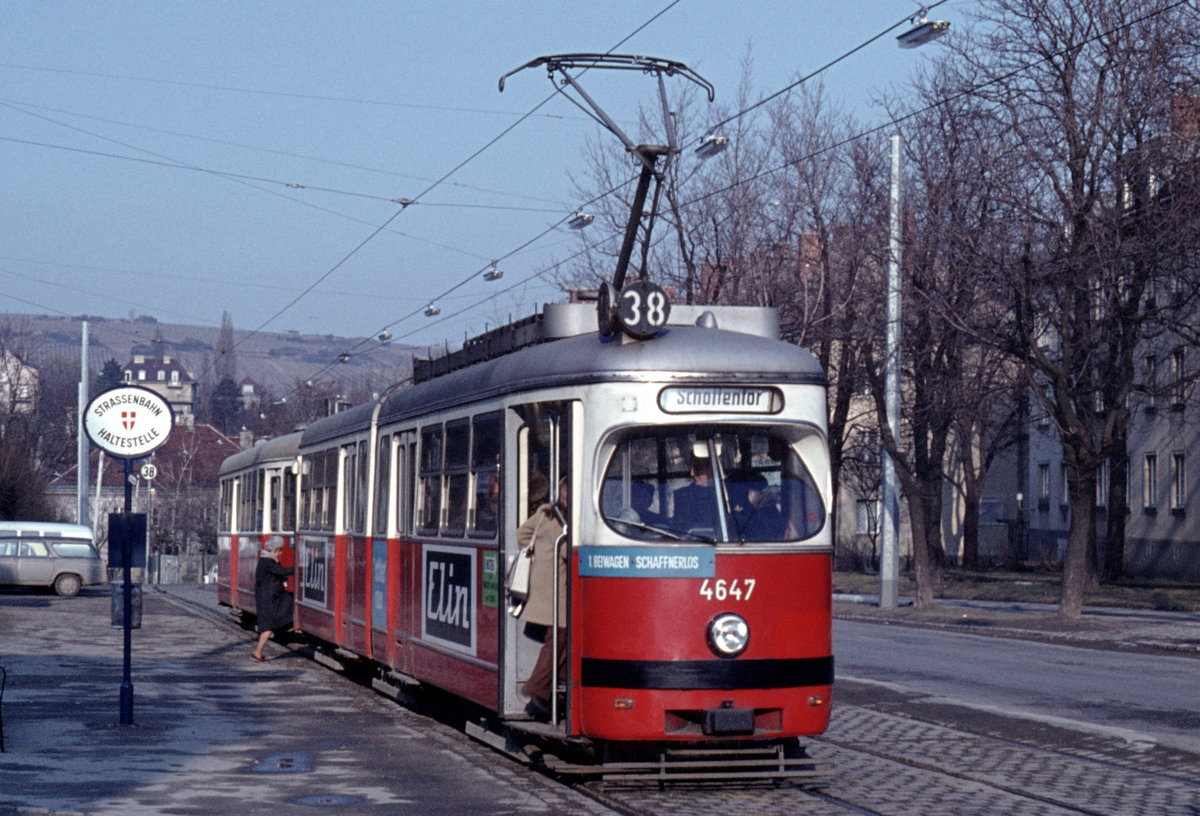Wien Wiener Stadtwerke-Verkehrsbetriebe (WVB) SL 38 (E1 4647 (SGP 1967)) XIX, Döbling, Grinzing, Grinzinger Allee am 28. Jänner / Januar 1974. - Scan eines Diapositivs. Film: Kodak Ektachrome. Kamera: Minolta SRT-101.