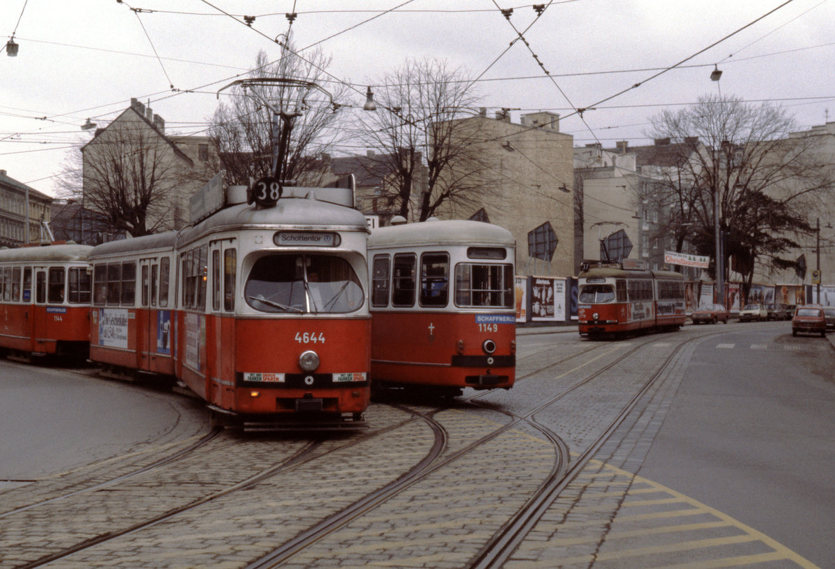 Wien Wiener Stadtwerke-Verkehrsbetriebe (WVB) SL 38 (E1 4644 (SGP 1967) / c3 1149 (Lohnerwerke 1960)) / SL 37 (E1 4778 (SGP 1972)) XIX, Döbling, Oberdöbling, Döblinger Hauptstraße / Billrothstraße im Dezember 1980. - Scan eines Diapositivs. Film: Kodak Ektachrome. Kamera: Leica CL.