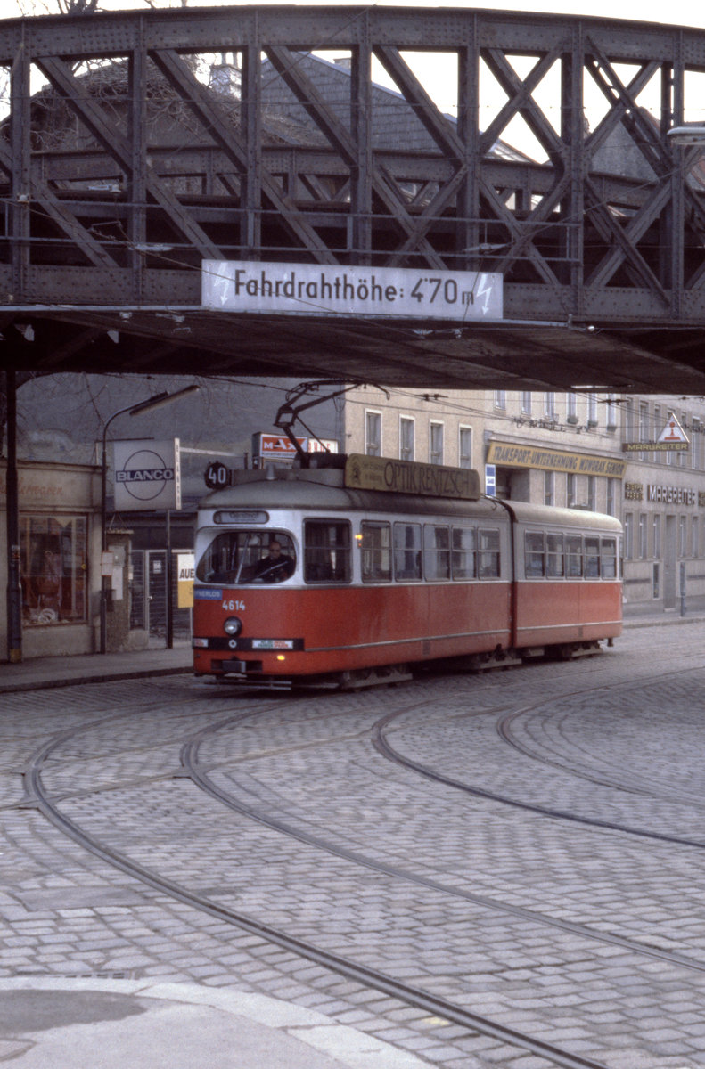 Wien Wiener Stadtwerke-Verkehrsbetriebe (WVB) SL 40 (E 4614) XVIII Währing, Weinhaus Gentzgasse / Gersthof, Gersthofer Straße im Dezember 1980. - Scan eines Diapositivs. Film: Kodak Ektachrome. Kamera: Leica CL.