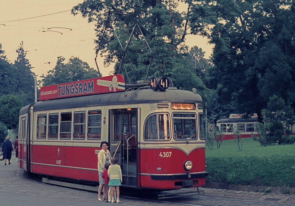 Wien Wiener Stadtwerke-Verkehrsbetriebe (WVB) SL 41 (D1 4307 (Gräf&Stift 1960)) XVIII Währing, Pötzleinsdorf (Endstation) im August 1972. - Scan eines Diapositivs. Kamera: Minolta SRT-101.