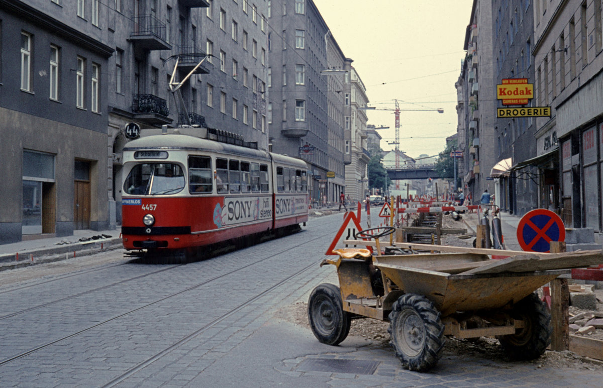 Wien Wiener Stadtwerke-Verkehrsbetriebe (WVB) SL 44 (E 4457 (Lohnerwerke 1966)) VIII Josefstadt / IX, Alsergrund, Alser Straße im Juli 1977. - Der GT6 fährt Richtung Schottentor. - Scan eines Diapositivs. Film: Agfa Agfachrome 50. Kamera: Leica CL.