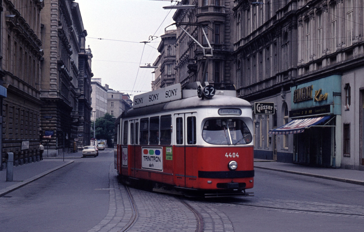 Wien Wiener Stadtwerke-Verkehrsbetriebe (WVB) SL 52 (E 4404 (Lohnerwerke 1961)) I, Innere Stadt, Eschenbachgasse / Burgring im Juli 1975. - Scan eines Diapositivs. Film: Agfa Agfachrome 50 S. Kamera: Minolta SRT-101.