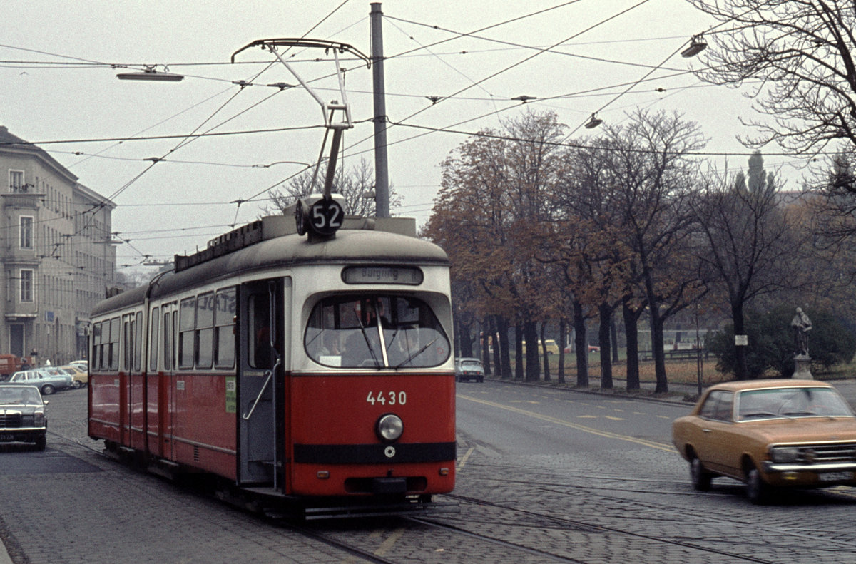 Wien Wiener Stadtwerke-Verkehrsbetriebe (WVB) SL 52 (E 4430 (Lohnerwerke 1962)) XV, Rudolfsheim-Fünfhaus, Rudolfsheim, Mariahilfer Straße / Schwendergasse / (Straßenbahnbetriebs-)Bahnhof Rudolfsheim am 3. November 1975. - Scan eines Diapositivs. Kamera: Minolta SRT-101.